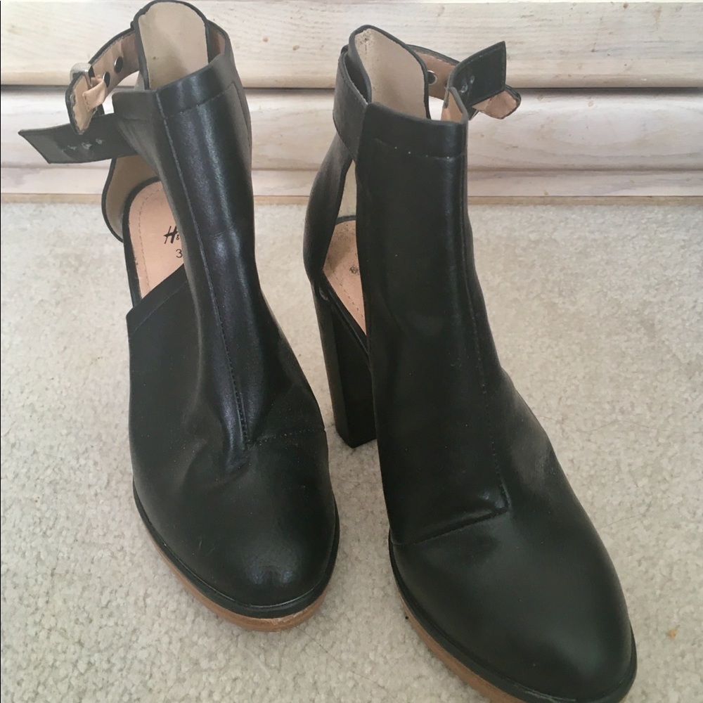 Blk Side Cut-Out Silver Strap Booties s:6M 3.75” H